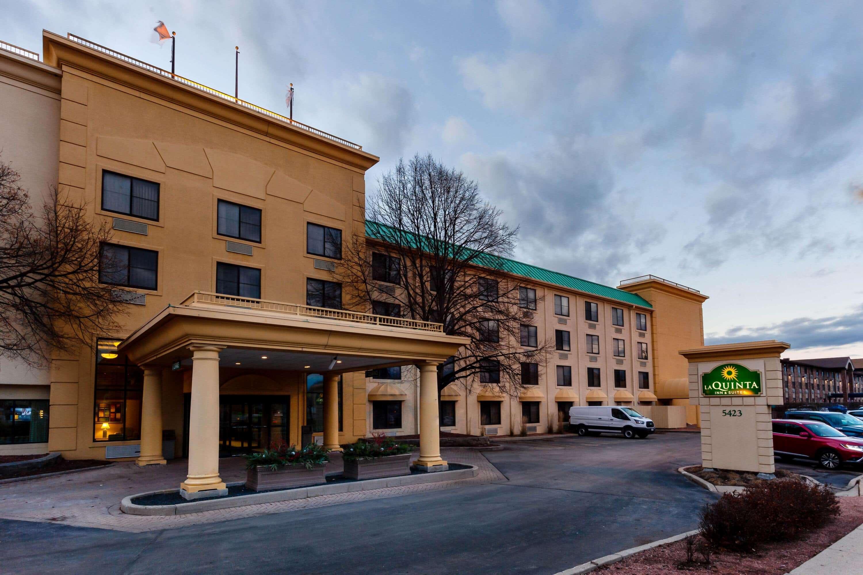 La Quinta By Wyndham Milwaukee Bayshore Area Glendale Exterior photo