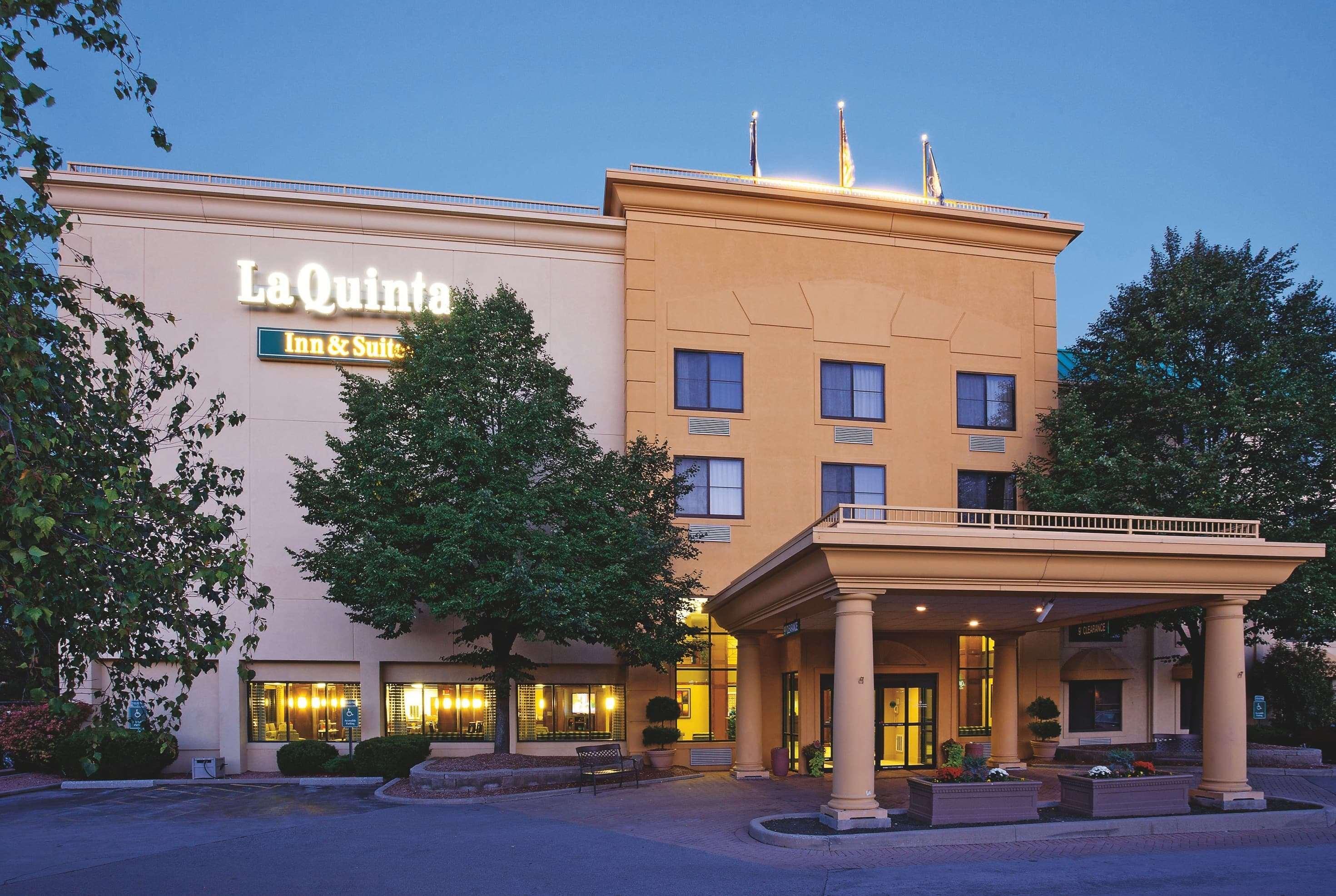 La Quinta By Wyndham Milwaukee Bayshore Area Glendale Exterior photo