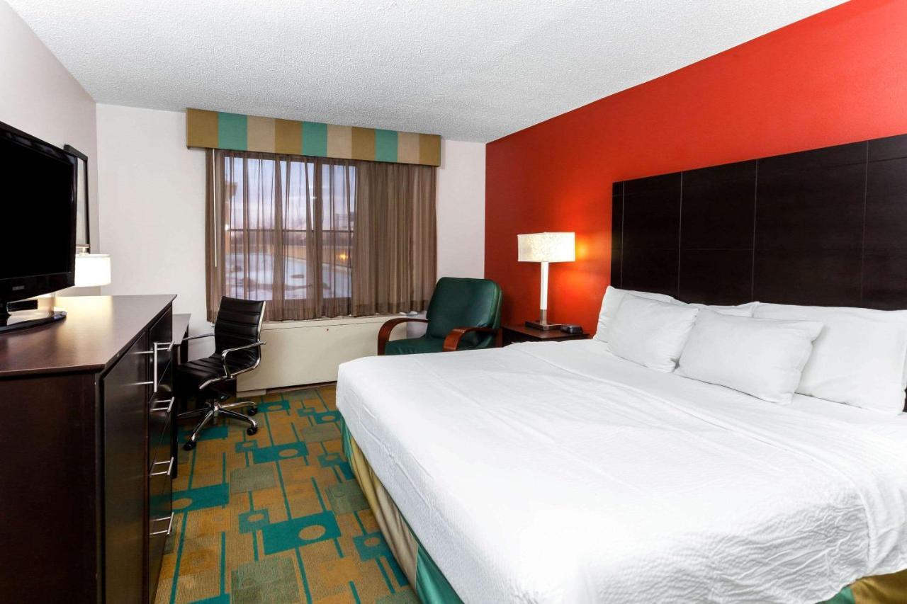 La Quinta By Wyndham Milwaukee Bayshore Area Glendale Exterior photo